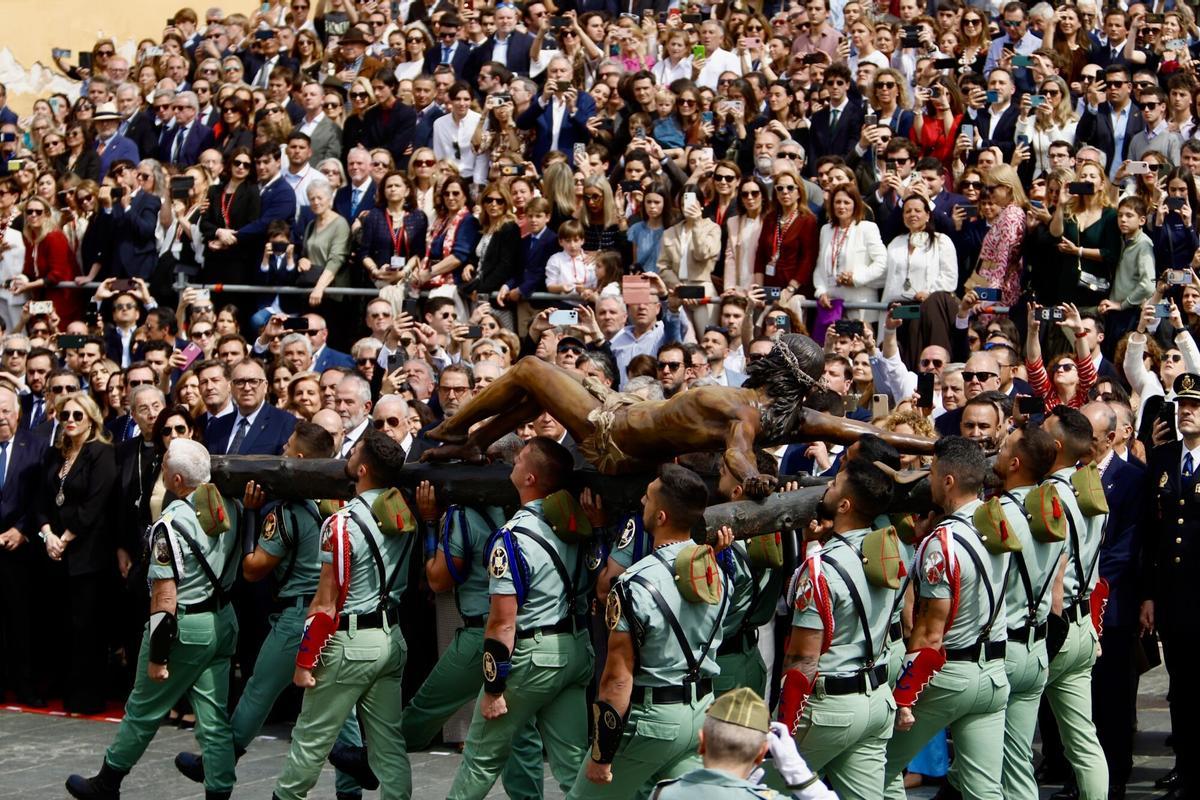 Trasladado del Cristo de la Buena Muerte a hombros de la Legión