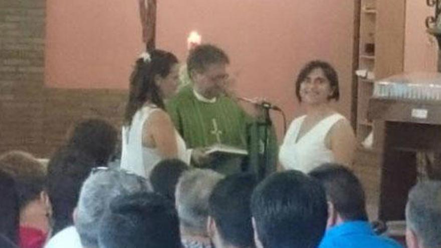 La Iglesia expedienta a un cura por bendecir una boda entre mujeres