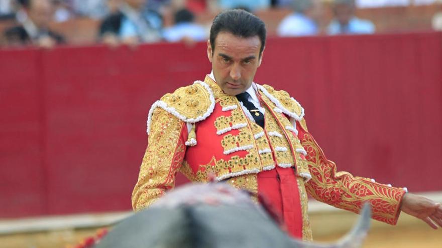 El torero Enrique Ponce durante una faena.