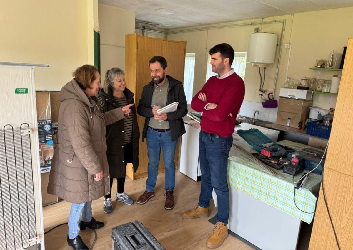 El alcalde, ayer, en una de estas instalaciones rurales.  |