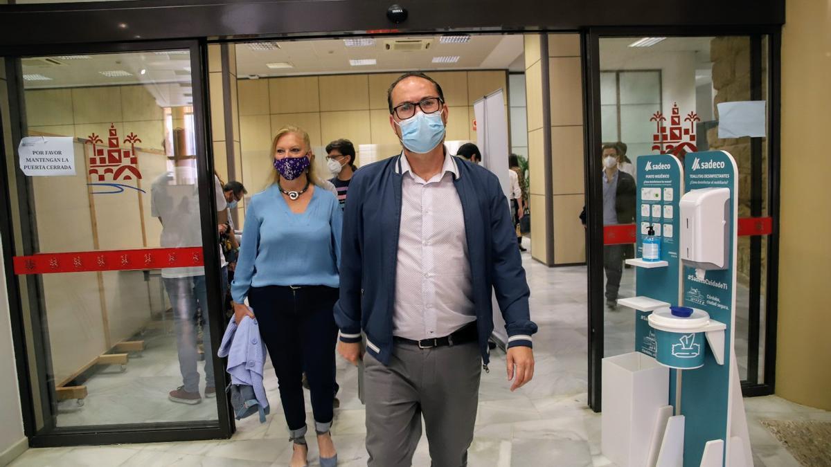 Juan Alcántara, acompañado de Cristina Pedrajas, entra a la sala de prensa del Ayuntamiento.