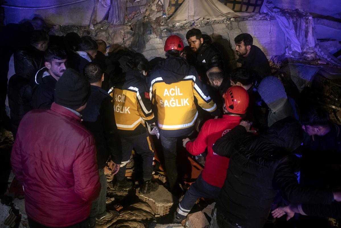 Diyarbakir (Turkey), 06/02/2023.- Turkish emergency personnel and others try to help victims at the site of a collapsed building after an earthquake in Diyarbakir, Turkey 06 February 2023. According to the US Geological Service, an earthquake with a preliminary magnitude of 7.8 struck southeast Turkey close to the Syrian border. The earthquake caused buildings to collapse and sent shockwaves over northwest Syria, Cyprus, and Lebanon. (Terremoto/sismo, Chipre, Líbano, Siria, Turquía) EFE/EPA/REFIK TEKIN