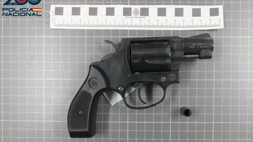 El arma corta que se le encontró a uno de los detenidos. | P.N.