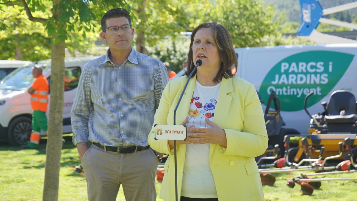 La regidora de Parques y Jardines junto al alcalde de Ontinyent.