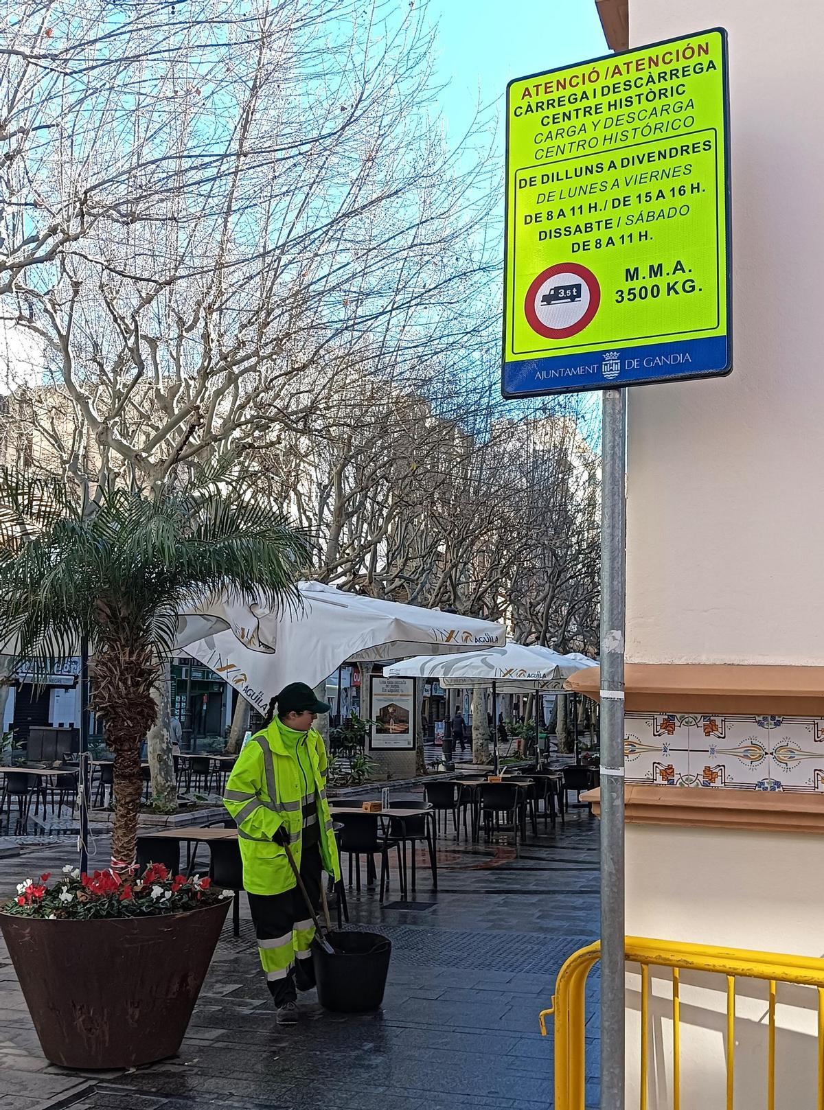 Señal en el acceso al centro histórico desde la calle Sant Rafael.