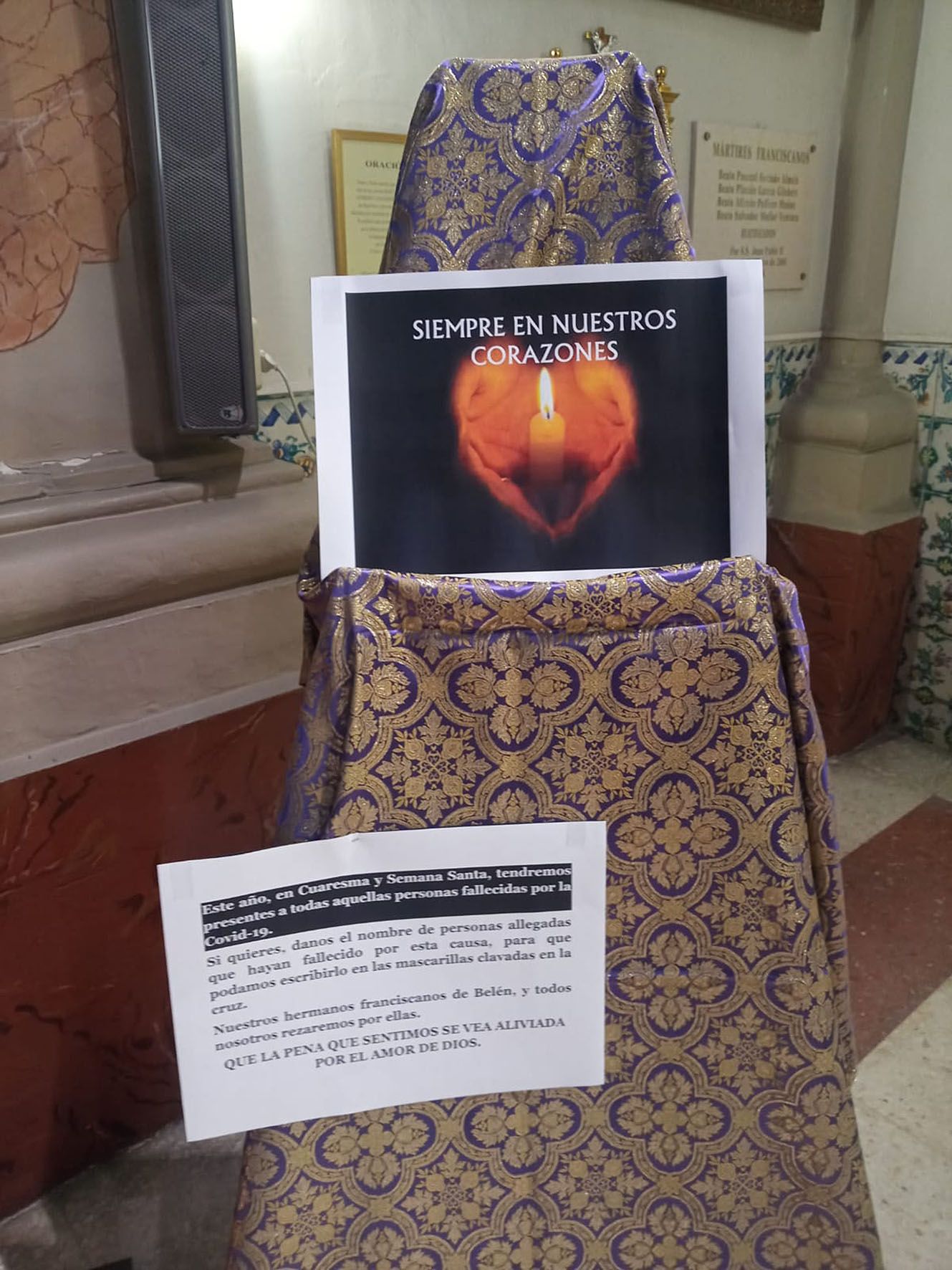 Clavan mascarillas con nombres de fallecidos por covid sobre una cruz de madera en un convento de València