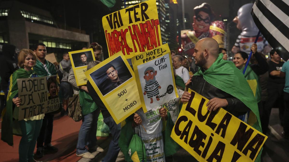 Manifestantes protestan contra el Gobierno brasileño, la pasada noche, en Sao Paulo (Brasil).