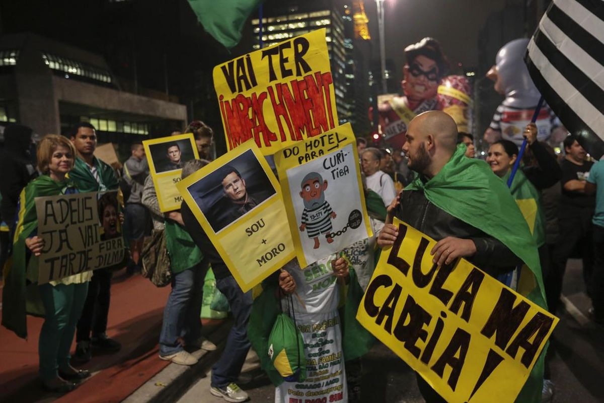 BRA20 SAO PAULO (BRASIL), 11/05/2016.- Manifestantes protestan contra el Gobierno brasileño hoy, 11 de mayo de 2016, en Sao Paulo (Brasil). El Senado decide hoy si abre un juicio político con miras a la destitución de la presidenta brasileña, Dilma Rousseff. EFE/Sebastião Moreira