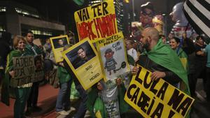Manifestantes protestan contra el Gobierno brasileño, la pasada noche, en Sao Paulo (Brasil).