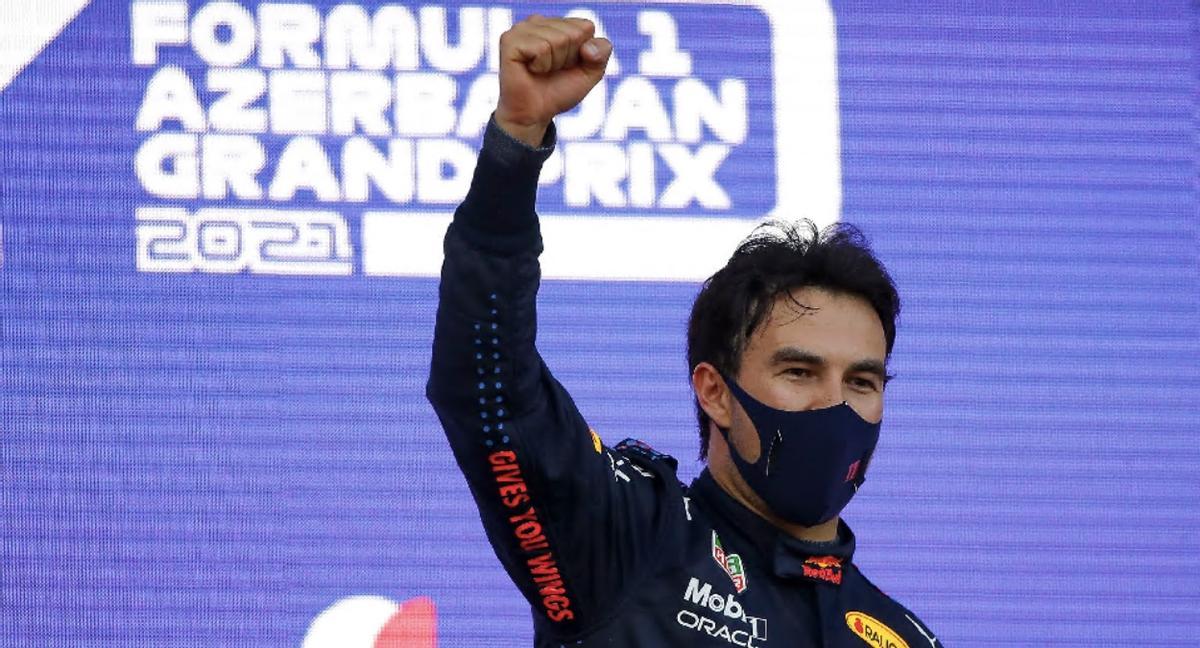 Checo Pérez celebra su triunfo en Azerbaiyán