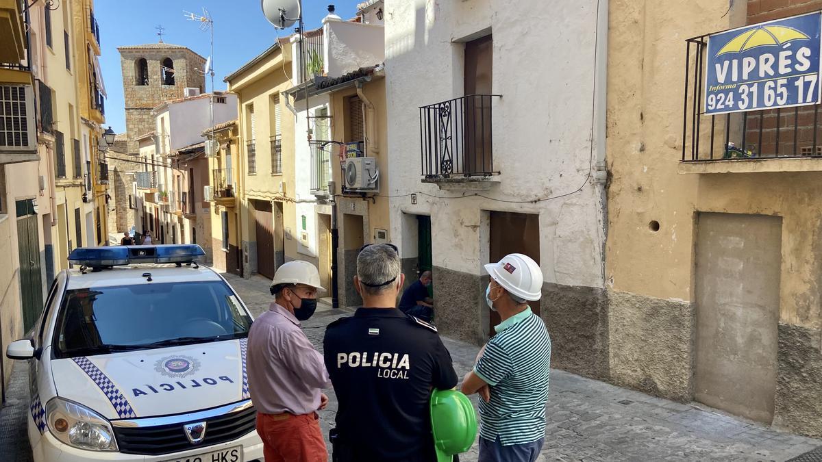 Intervención de la Policía Local y los técnicos municipales esta mañana en la vivienda de El Salvador