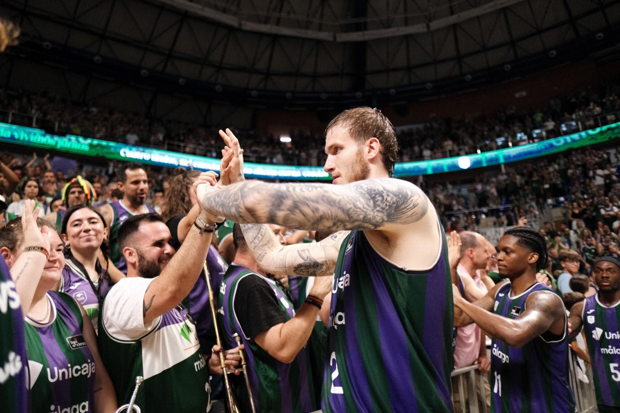Despedida entre afición y el Unicaja