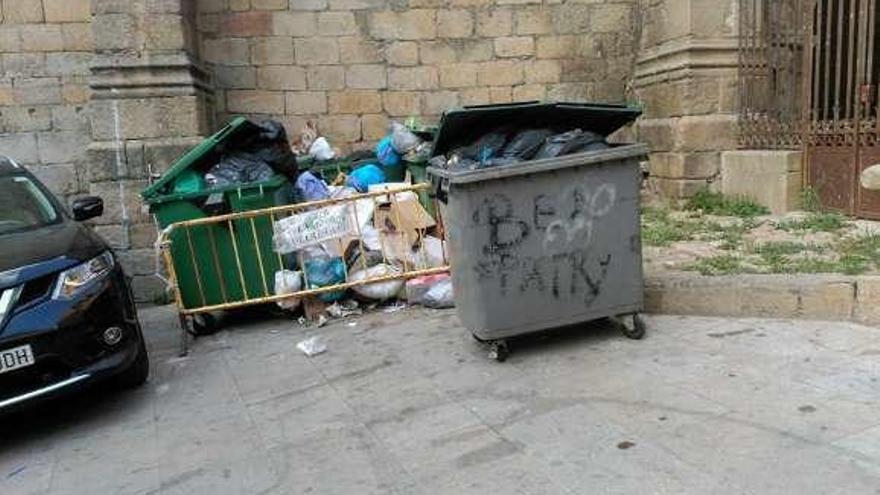 Contenedores situados junto a la iglesia hace unas fechas.