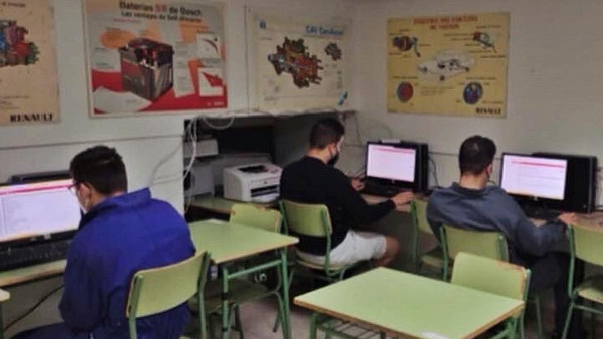 Alumnos del IES Los Sauces de Benavente utilizan la plataforma virtual.