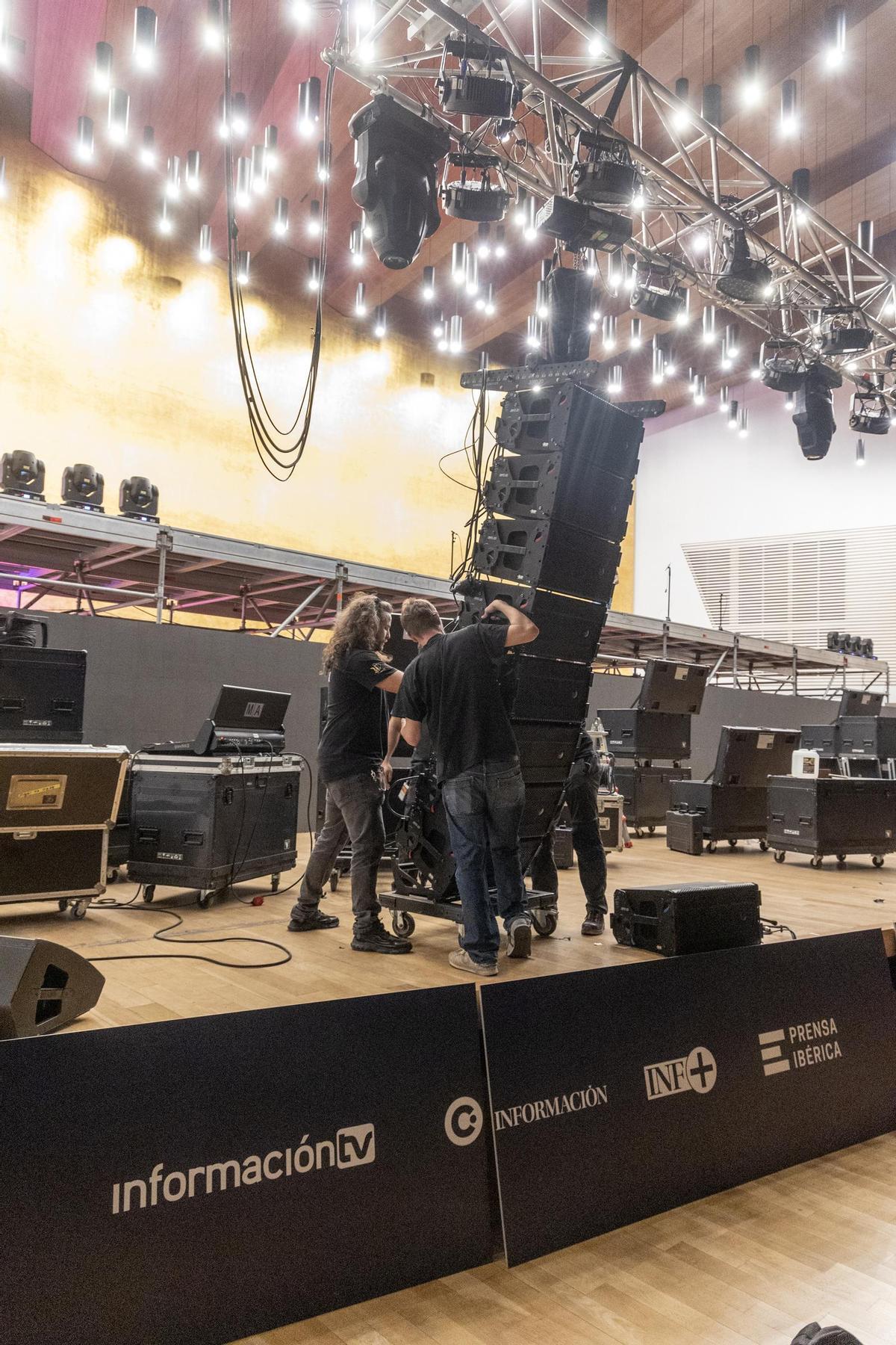 Operarios trabajando en los preparativos del evento.