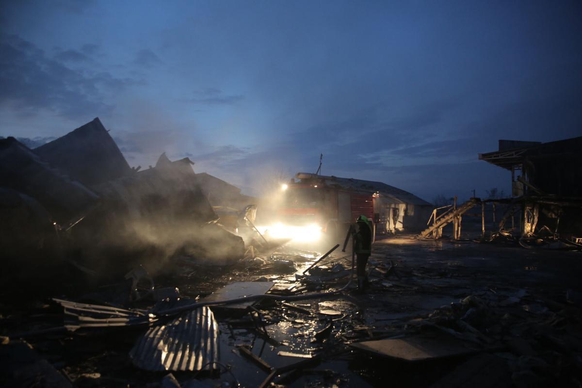 Las víctimas de los presuntos ataques aéreos pakistaníes en Kabul son evacuadas.