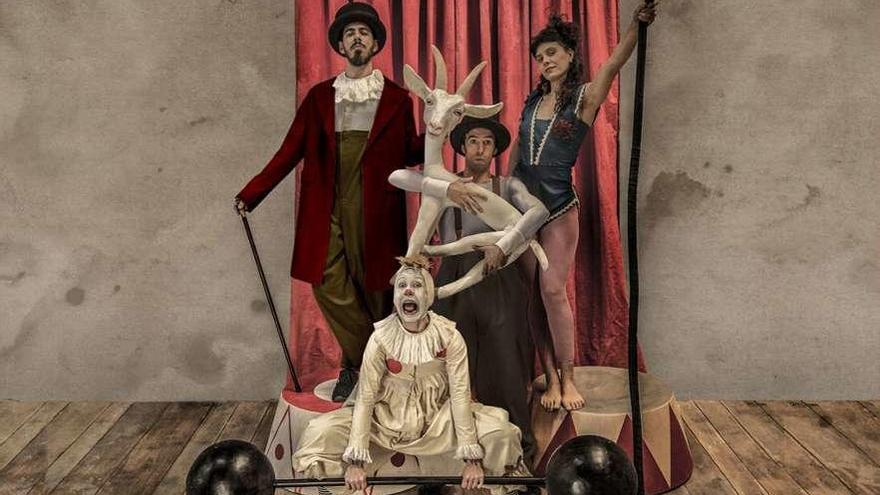 La compañía &quot;La Maquiné&quot;, en una foto promocional del espectáculo de inspiración circense.