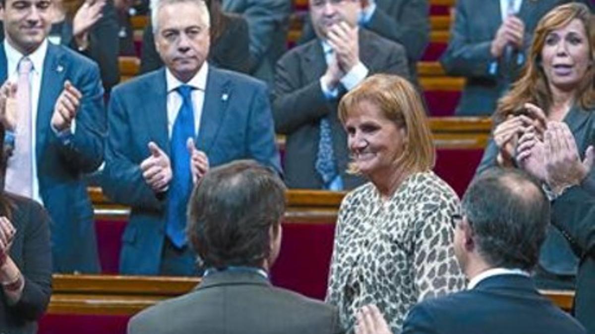 Núria de Gispert, ovacionada tras ser elegida presidenta del Parlament.