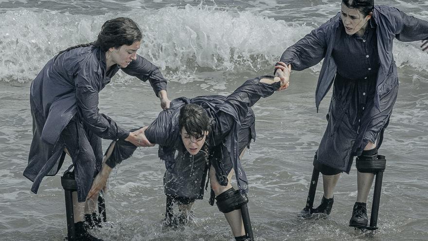 Danza sobre zancos en la UJI para abordar el drama de las mujeres migrantes