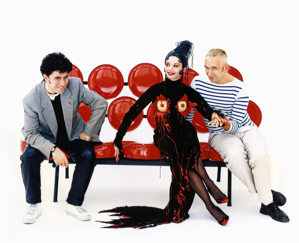 Gaultier, con Victoria Abril y Almodóvar en el rodaje de 'Kika'.