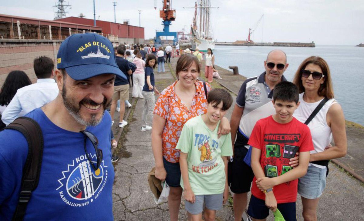Fernando Díaz, María Martín, Marcos Díaz, Antonio Martín, Javier Martín y Rosa Pérez, en la cola para acceder al «Elcano». | JUAN PLAZA