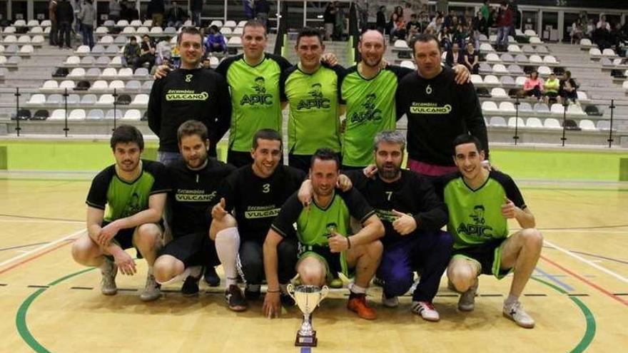 El equipo campeón posa con la copa.