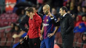 Valverde da instrucciones a Mascherano antes de que entre en juego.