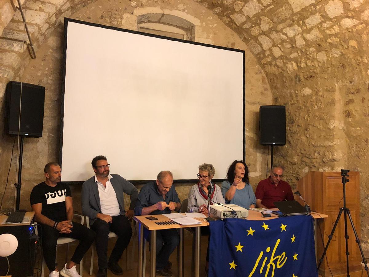 Mesa de participantes en el meeting principal celebrado en Grecia