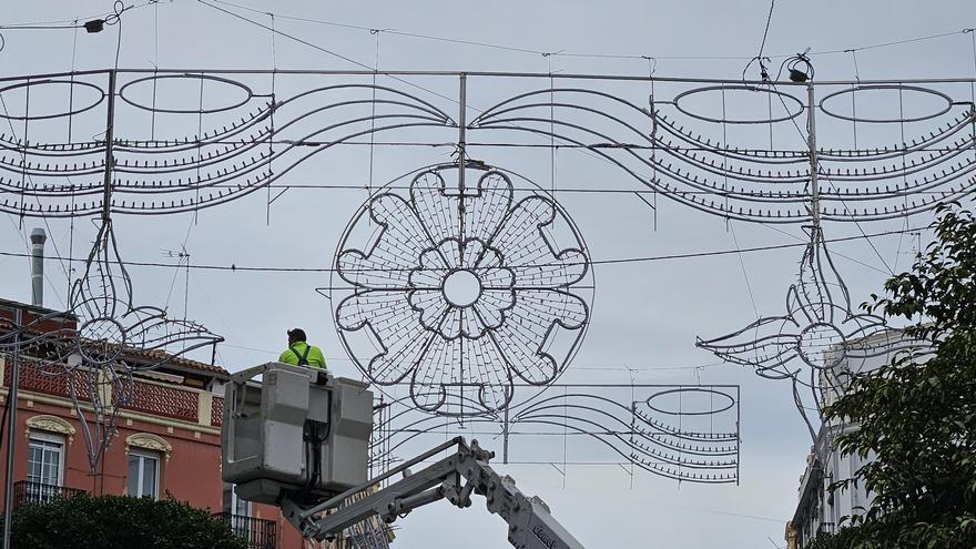 VIDEO - Así se montaron las luces de Sueca-Literato Azorín