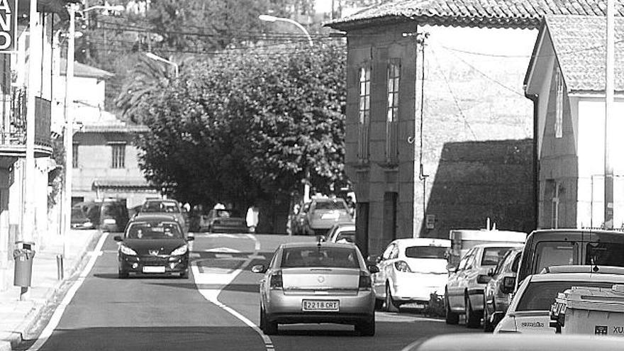 Sin acera porque la casa estaba antes 
En la plaza de Victoria Cadaval, la acera no existe porque la casa es anterior al ensanche de la carretera. La idea parece ser no pasar por encima del edificio, que sí tiene que ver con la fisonomía del entorno.