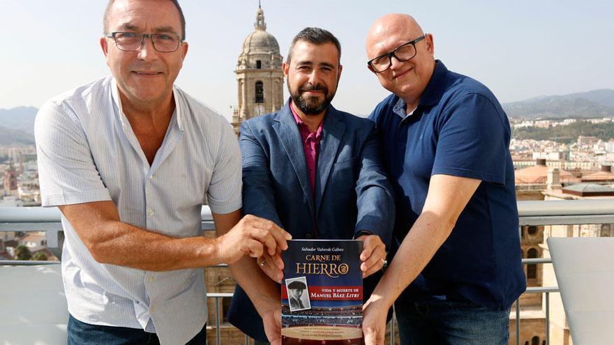 Francisco Carmona (izquierda), Salvador Valverde y Francisco Ordóñez Olalla con el libro &#039;Carne de Hierro&#039;, esta semana en la terraza del Málaga Palacio.