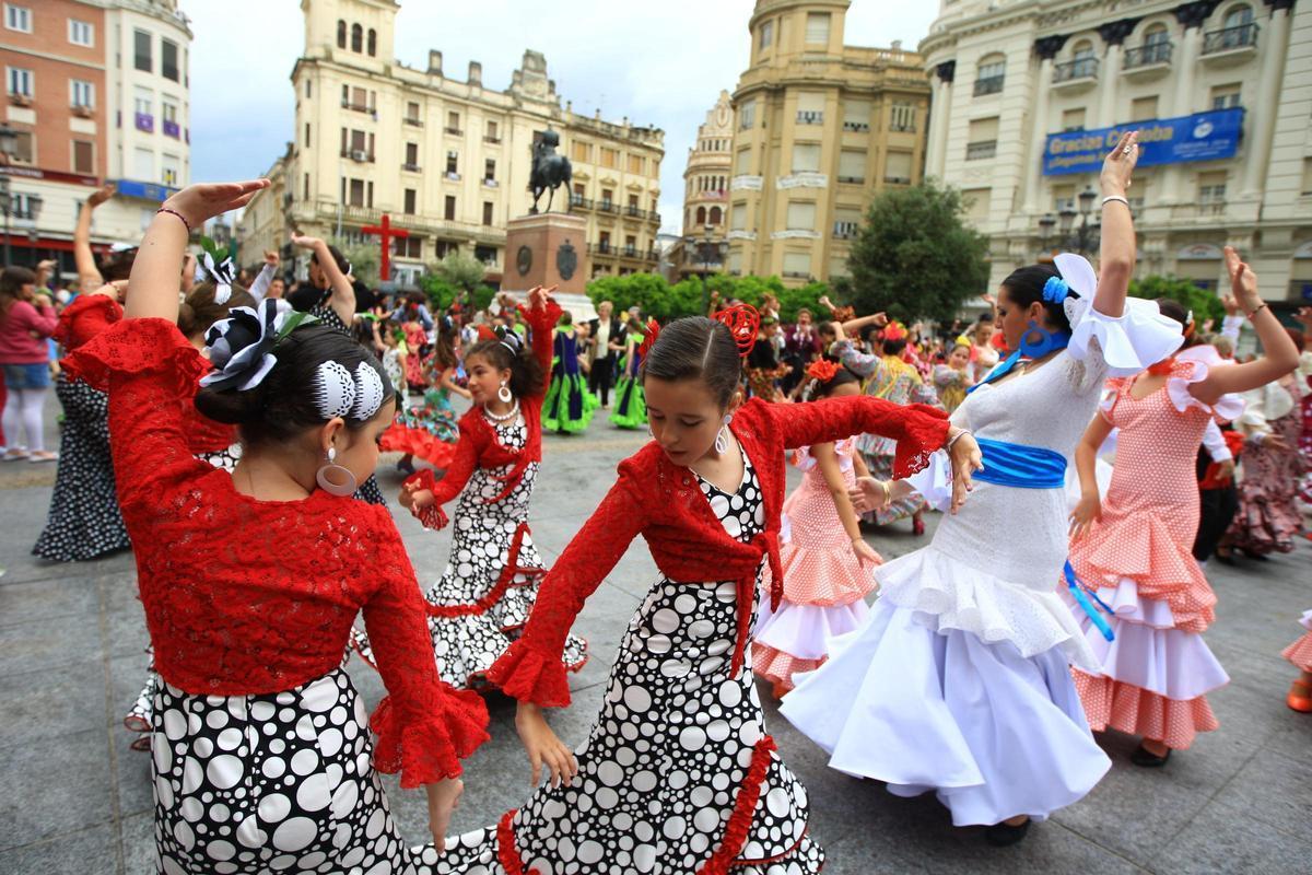 Pasacalles de las academias de baile participantes en el certamen
