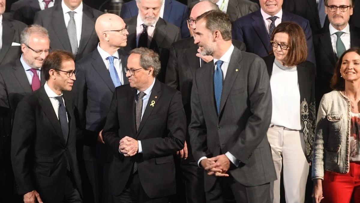 El rey Felipe VI y el presidente de la Generalitat, Quim Torra, se han saludado este viernes en el almuerzo conmemorativo del centenario del salón Automobile Barcelona.