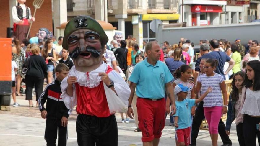 Las tradicionales figuras ambientan las calles de Alcañices.