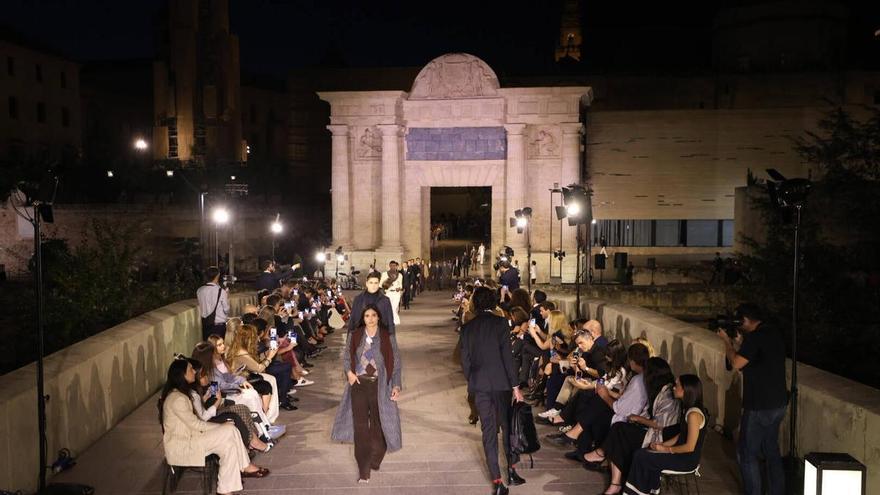 Silbon convierte el Puente Romano en una pasarela de moda y proyecta al mundo la imagen de Córdoba