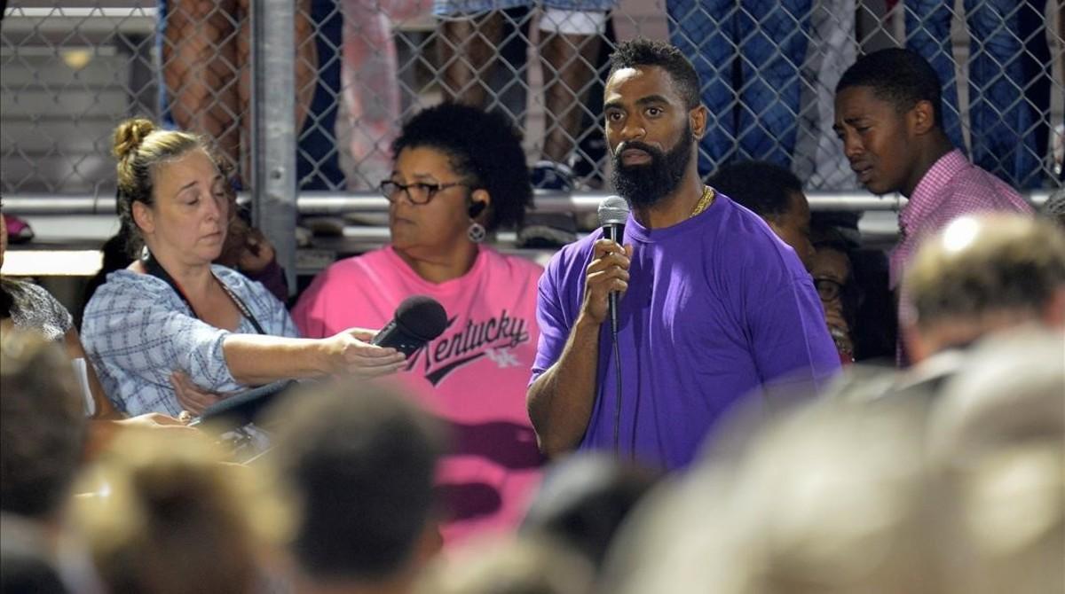 segea35946458 olympic sprinter tyson gay speaks during a candlelight vigil161018094049