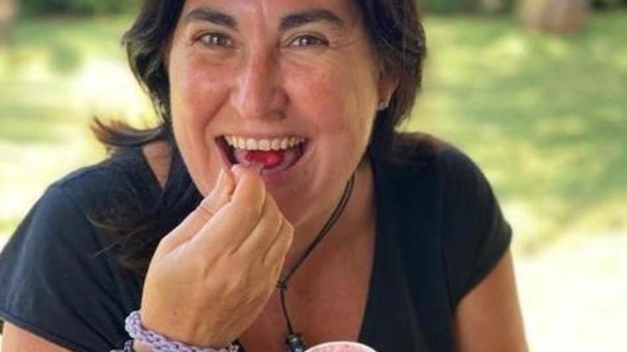 La portavoz del PP, María Mut, saborea el helado de color rojo