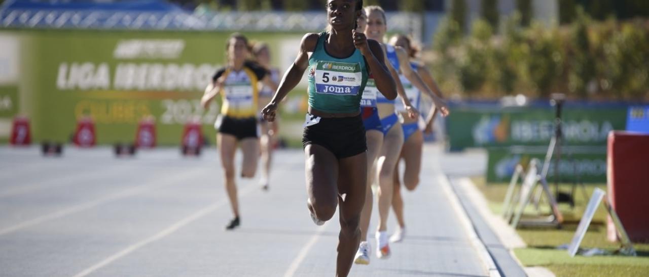 Rose Mary Almanza se llevó los 800 metros con 2:02.71.