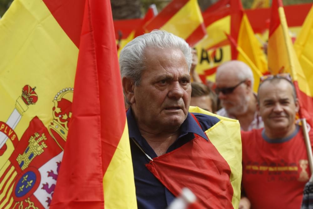 Caravana de vehículos con banderas españolas en València