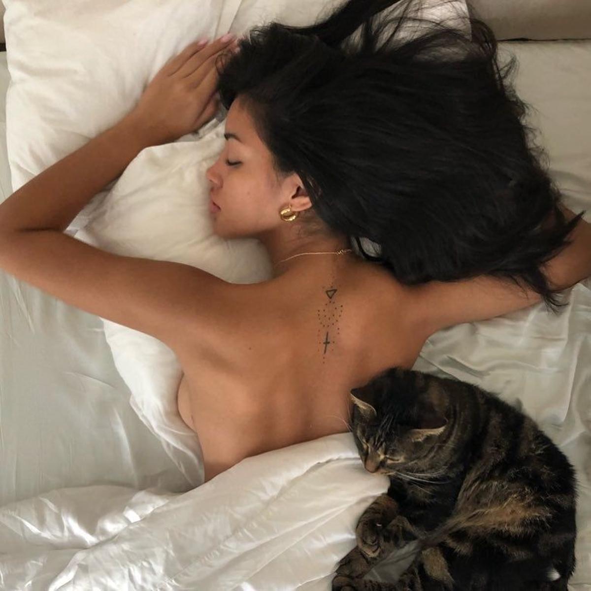 Cindy Kimberly durmiendo con el gato encima
