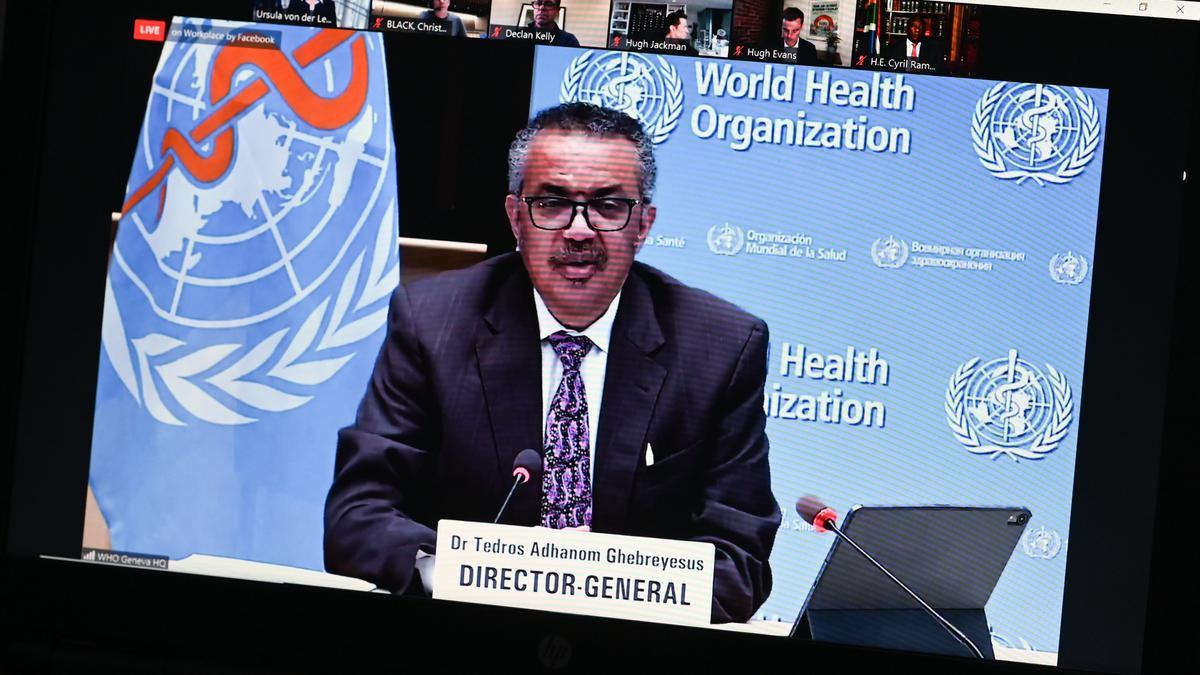 Tedros Adhanom, director general de l&#039;Organització Mundial de la Salut (OMS), en una pantalla de la sala de control de transmissió de la Comissió Europea, febrer del 2021