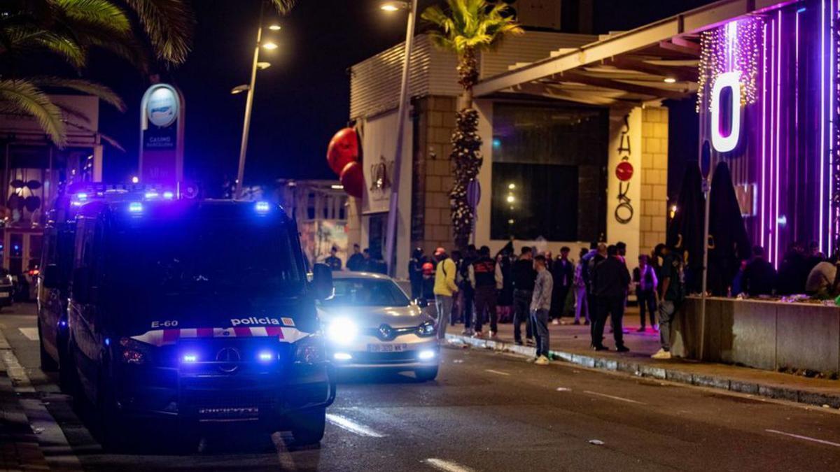 Mossos de Escuadra vigilen la sortida deles discoteques.