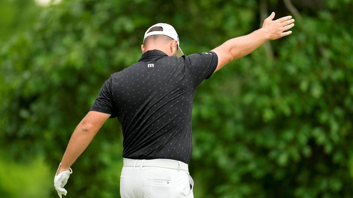 Rahm señala una bola que tira a la derecha durante su participación en el PGA Championship