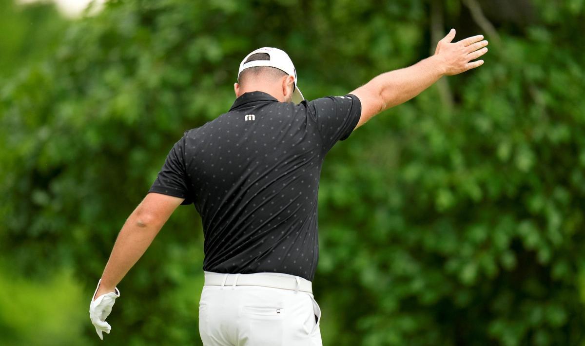 Rahm señala una bola que tira a la derecha durante su participación en el PGA Championship