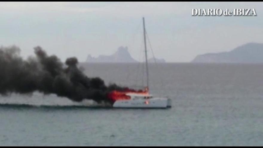 Incendio de un catamarán en Formentera