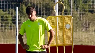 El extremo del Sporting de Gijón Álex Lozano da el susto en Mareo: lesión en el isquio a la espera de pruebas médicas