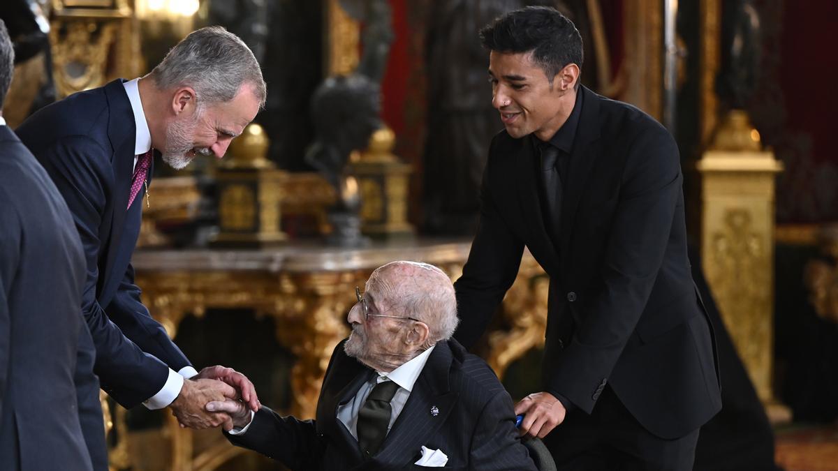 Los Reyes, la Princesa de Asturias y la Infanta Sofía presiden una recepción en el Palacio Real por el Día de la Fiesta Nacional