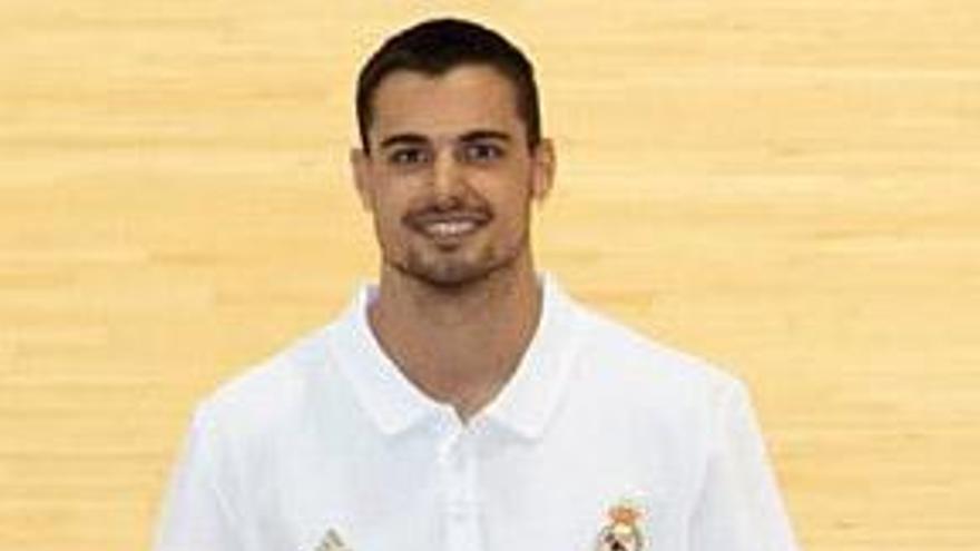 Alberto Abalde posa con la camiseta del Real Madrid.