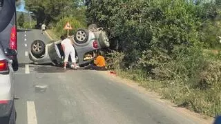 Un turismo vuelca tras un adelantamiento frustrado en una carretera de Ibiza