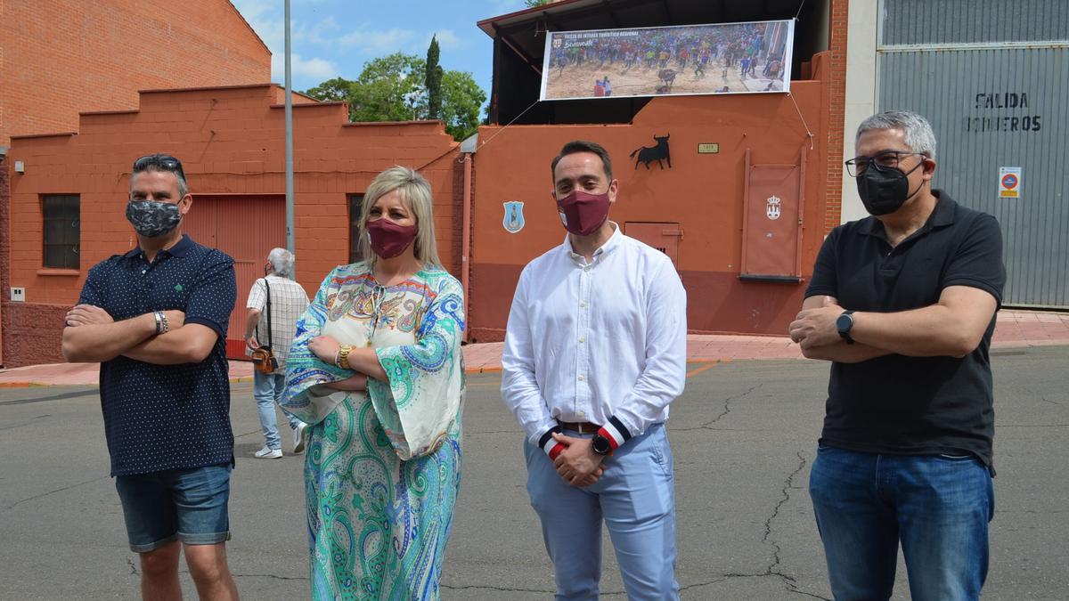 El alcalde y la concejala de Fiestas en el centro, junto a dos de los fotógrafos cuyas imágenes ilustran algunas de las pancartas que se exhiben esta semana por el recorrido del toro. / E .P.